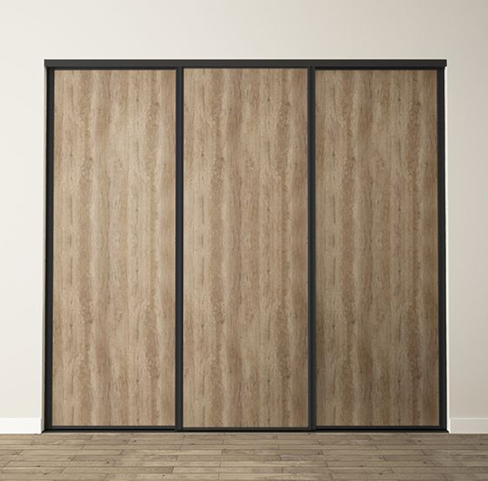3 portes coulissantes : chêne raboté, profils harmonie : noir mat