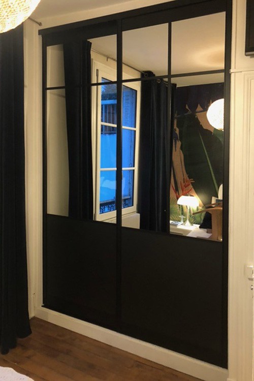 Ensemble 2 portes de placard coulissantes style atelier Miroir gris / Bois noir - 1/1