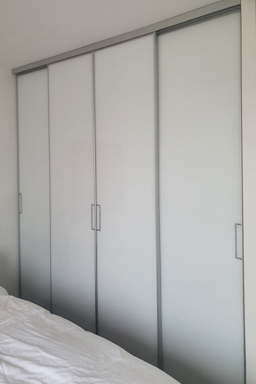 Ensemble 4 portes de placard coulissantes Verre laqué blanc - 2/3 Ensemble 4 portes de placard coulissantes Verre laqué blanc - 2/3