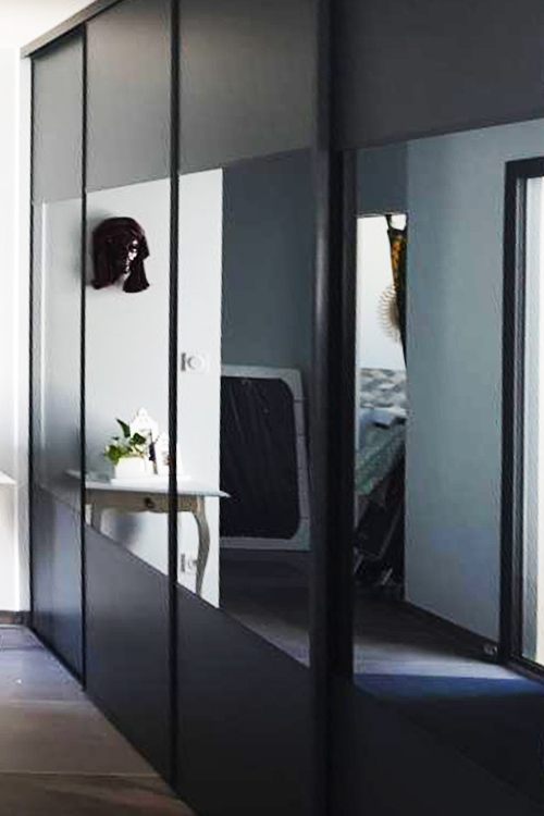 Ensemble de 4 portes de placard coulissantes Poivre velours / Miroir gris - 2/2 Ensemble de 4 portes de placard coulissantes Poivre velours / Miroir gris - 2/2