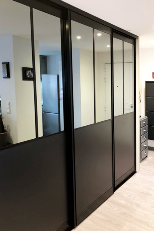 Ensemble 4 portes de placard coulissantes style atelier Miroir gris / Noir - 2/2 Ensemble 4 portes de placard coulissantes style atelier Miroir gris / Noir - 2/2